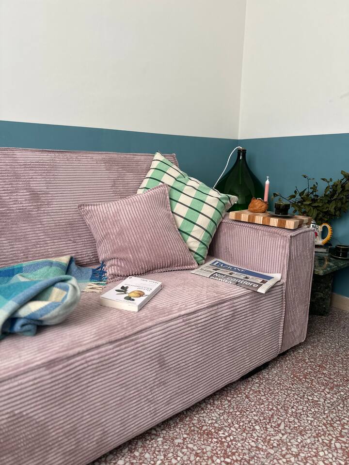 Tre divane me tre vende në një dhomë ndenjjeje/dhomë leximi të veçantë që gjithashtu tërheq lehtësisht në një krevat të dytë që fle rehat.  