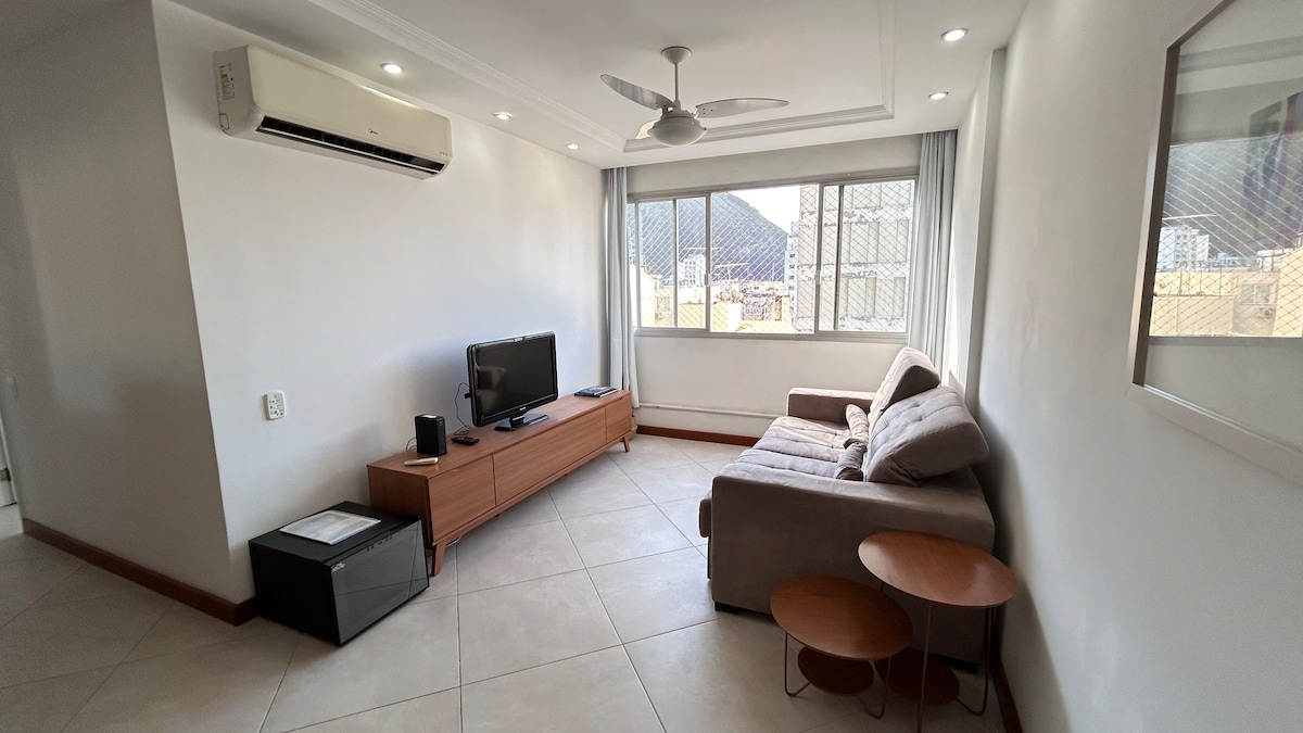 Sala de estar ampla, clean, com ar-condicionado split, ventilador de teto, TV canais abertos, TV Smart para conectar seus streamings, wi-fi rápida e piso frio. Ambiente integrado com sala de jantar. 