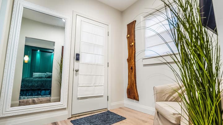 “The Den” Niagara Bachelor Suite - Port Colborne