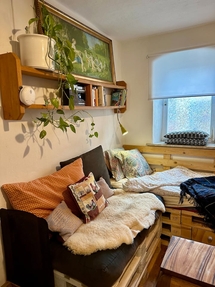 Голям диван, на който могат да спят двама души (без страх от контакт;)).