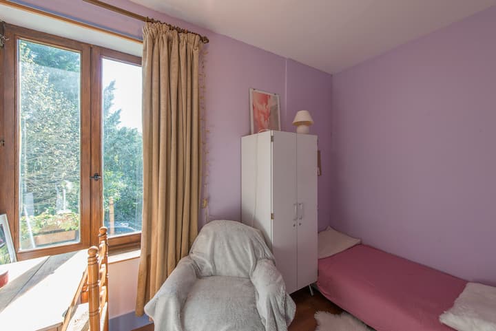 Мала спална соба со 2 душека од 90 см, еден врз друг. Југозападна експозиција.