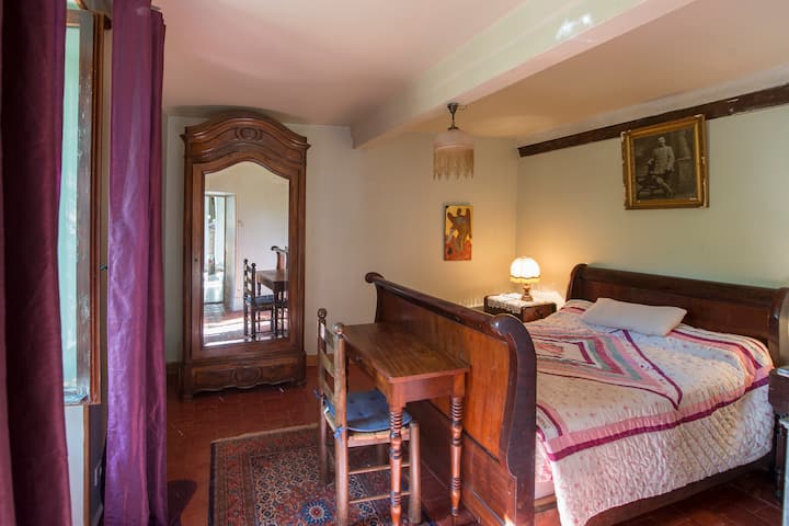 Спална соба на приземје, мал брачен кревет, 120 см