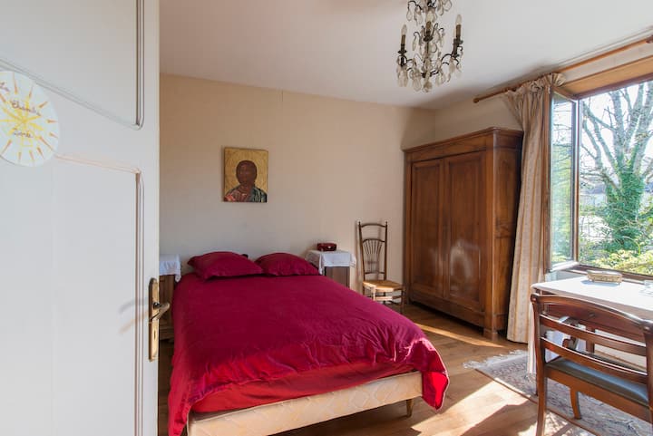 Главна спална соба, кревет 140 см. Источна изложеност.