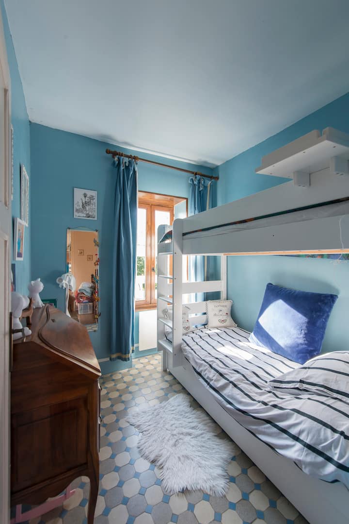 Кревети на спрат (погодни за возрасни). Широк 90 см.