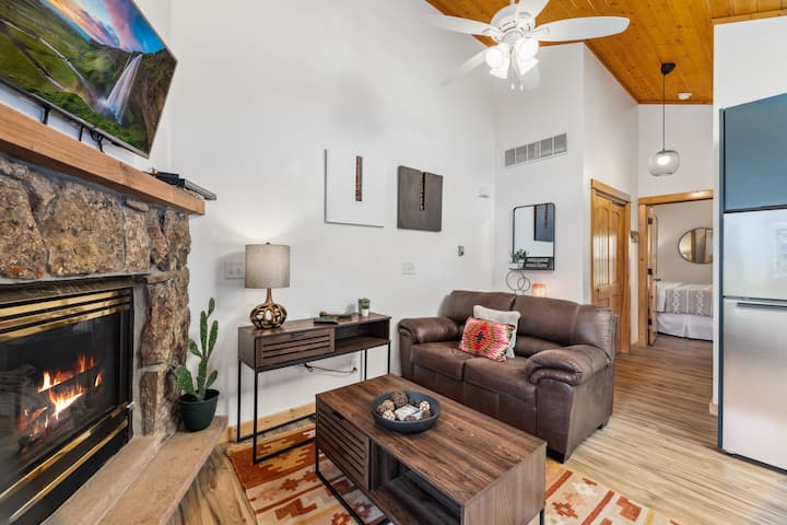 Riverfront 1br W/ Hot Tub - Estes Park, CO