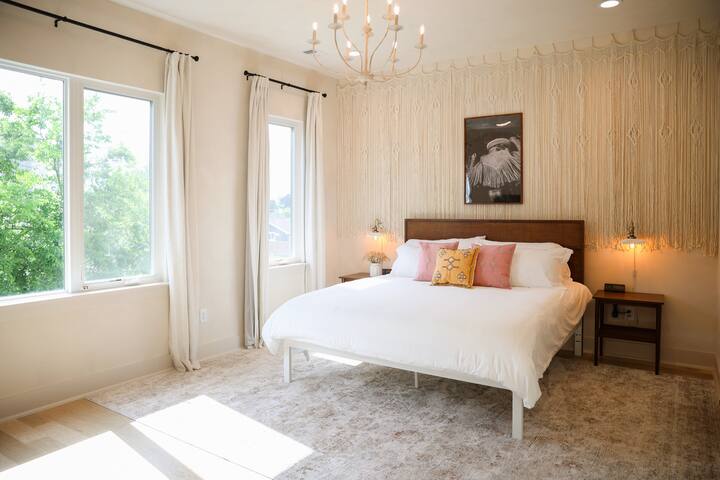 Rooftop•Firepit•King•SmartTVs•W/D•6min to Broadway gallery image 4