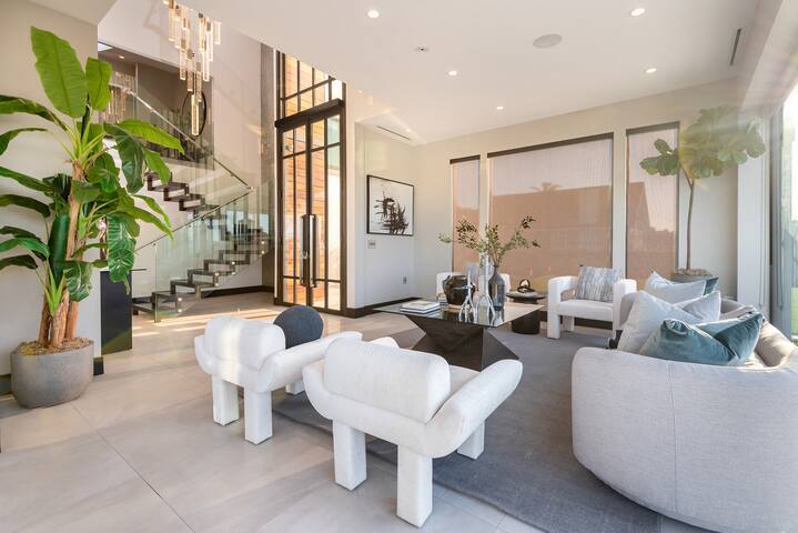 Picturesque Gem with Luxe Comfort & Scenic Views gallery image 5