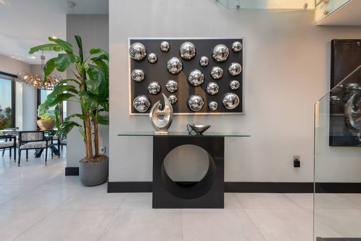 Picturesque Gem with Luxe Comfort & Scenic Views gallery image 3