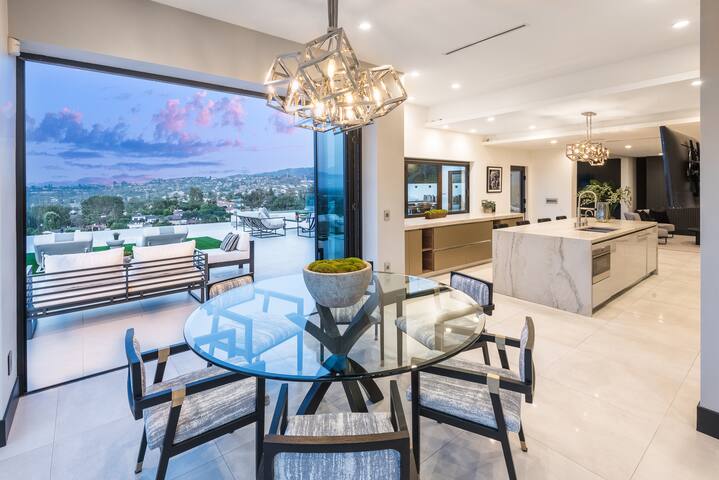 Picturesque Gem with Luxe Comfort & Scenic Views gallery image 2