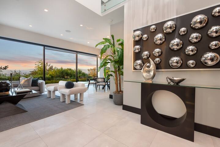 Picturesque Gem with Luxe Comfort & Scenic Views gallery image 4