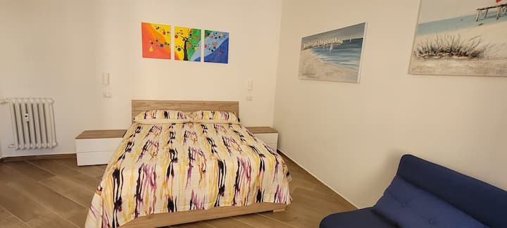 Camera  luminosa e spaziosa, con letto comodo ideale per un riposo di qualità. L’ambiente è accogliente, perfetto per rilassarsi dopo una giornata fuori. Atmosfera tranquilla e colori rilassanti, adatta sia a coppie che a chi viaggia per lavoro.”