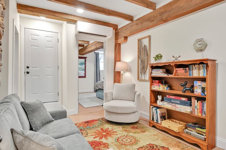 פינת הקריאה הזו היא מקום מפלט נעים בתוך הנכס עם מקומות ישיבה נוספים ונוחים. אוסף של משחקי לוח וספרים זמין לבידור ופנאי. הספה הנפתחת המגוונת הופכת למרחב שינה יחיד נוסף.