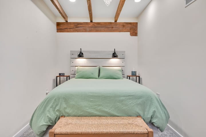 מיטת קווין סייז נוחה משמשת כקישוט המרכזי של אזור השינה. על השידה שליד המיטה יש שעון מעורר דיגיטלי נוח עם פונקציית עמעום, מה שהופך אותו לסביבת שינה שלווה.