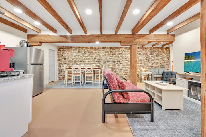 קישוריות Wi - Fi מהירה ואמינה זמינה בכל הנכס, ומבטיחה חוויות אונליין חלקות, בין אם אתם עובדים מרחוק, משדרים את התוכניות האהובות עליכם או פשוט גולשים באינטרנט.