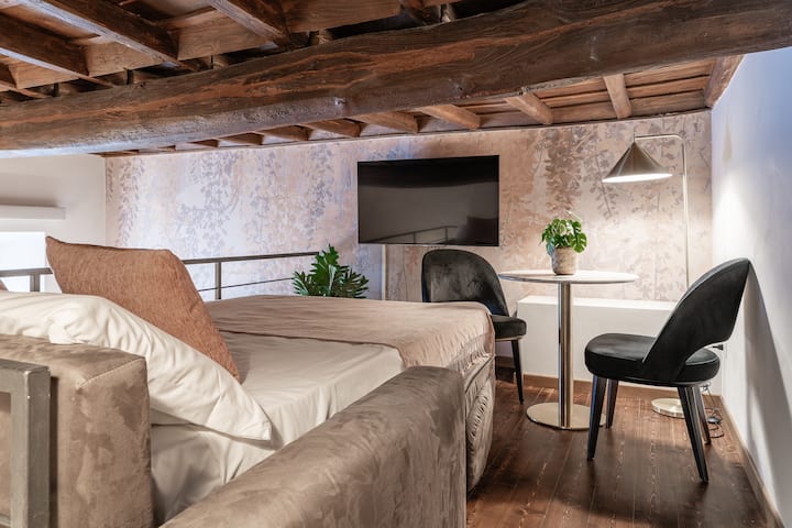 קומת ביניים מעץ עם ספה נפתחת לשני מושבים, טלוויזיה 4k ultra-hd 55 אינץ', נטפליקס פרימיום זמין, שולחן שירות לשני מושבים