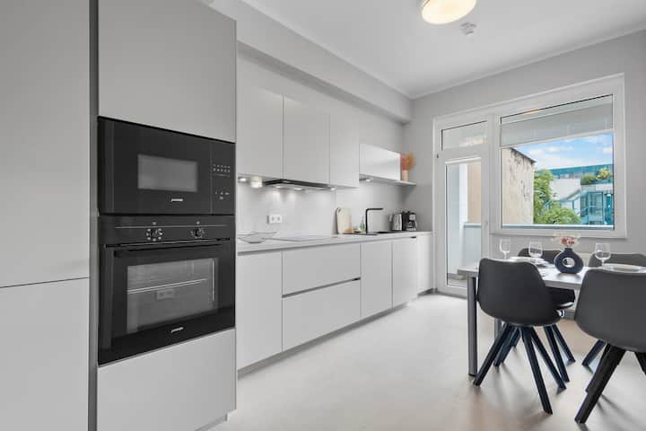 Deluxe Apartment With 4 Bedrooms And Balcony - Cologne