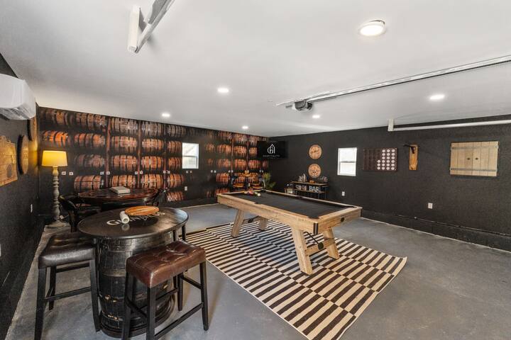 The Barrel House I Hot Tub I Theme Room