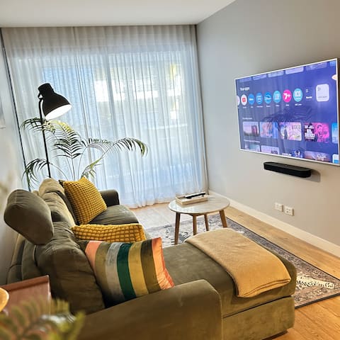 Top performing Airbnb: Stylish City-Fringe Apartment Balcony + Workspace in Fitzroy