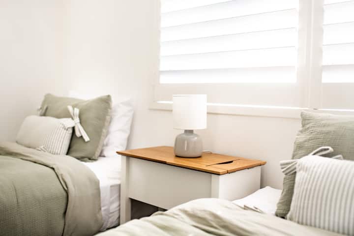 Chumba cha 2 cha kulala - single mbili zenye starehe, kubwa vya kutosha kwa watu wazima na chaji ya USB kwenye meza ya kando ya kitanda.