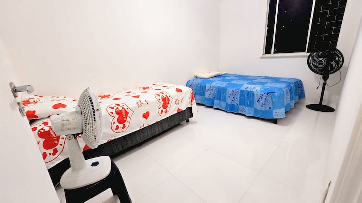 Manželská posteľ (nedávno zakúpená) a samostatná posteľ, turbo ventilátor (tiež nedávno zakúpený) pridaný k 30 cm stolovému modelu pre lepšie pohodlie