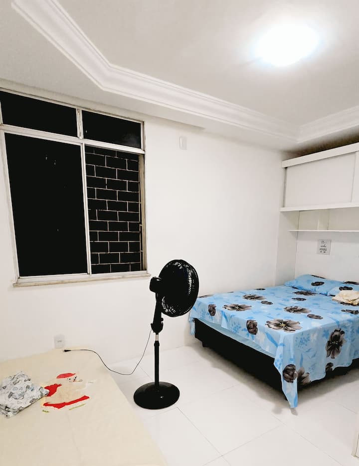 Manželská posteľ, ktorá bola nedávno vymenená po tom, ako hosť nahlásil nepohodlie s predchádzajúcou. K dispozícii je tiež pomocná posteľ a turbo ventilátor, ktorý bol tiež nedávno zakúpený a nahradil 30 cm stolový model.