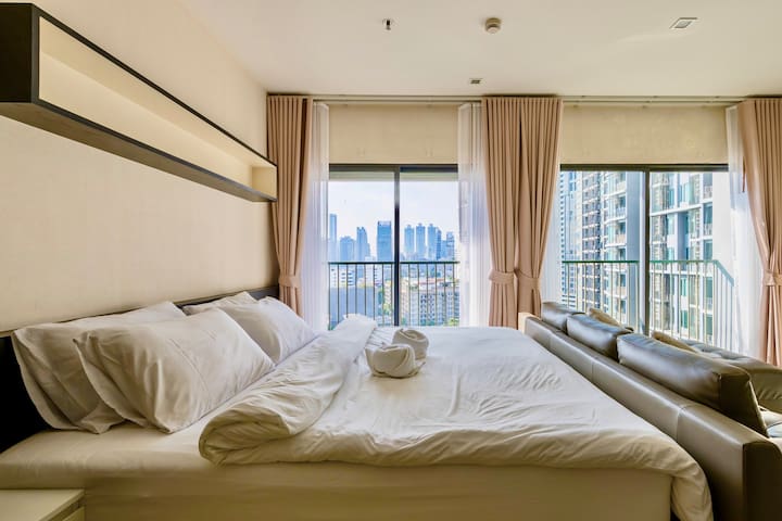Bangkok Bliss | Work-Ready 1BD | Fiber | BTS 2 Min