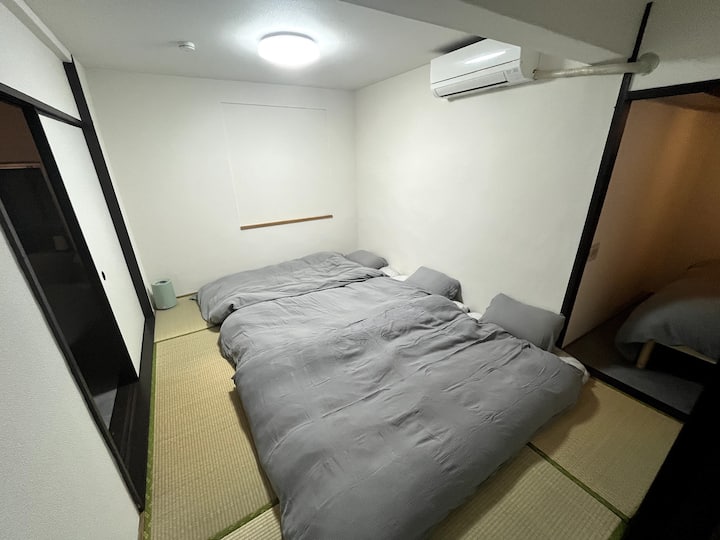 Katikati ya vyumba 3 vya kulala kwenye ghorofa ya 2 kuna chumba cha mtindo wa Kijapani 6.Futoni kwa kawaida hazijawekwa.Ikiwa ni lazima, tafadhali tumia kizuizi ili kujiandaa kwa ajili ya wageni wako.Hadi seti 3 za futoni moja zinaweza kuwekwa.Ni salama kwa watoto wadogo.