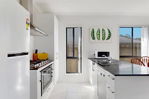 4BR Family Home Coomera Theme Parks & Shopping