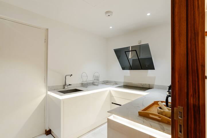 Luxury 3-Bed Apartment | Park Lane gallery image 5