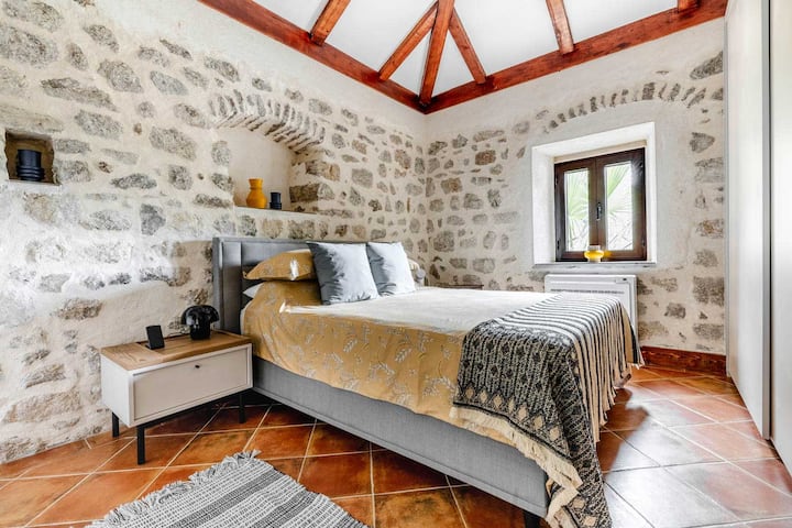 Slaapkamer met nieuw queensize bed, nieuw matras, designer linnengoed, gewelfde plafonds en airconditioning.