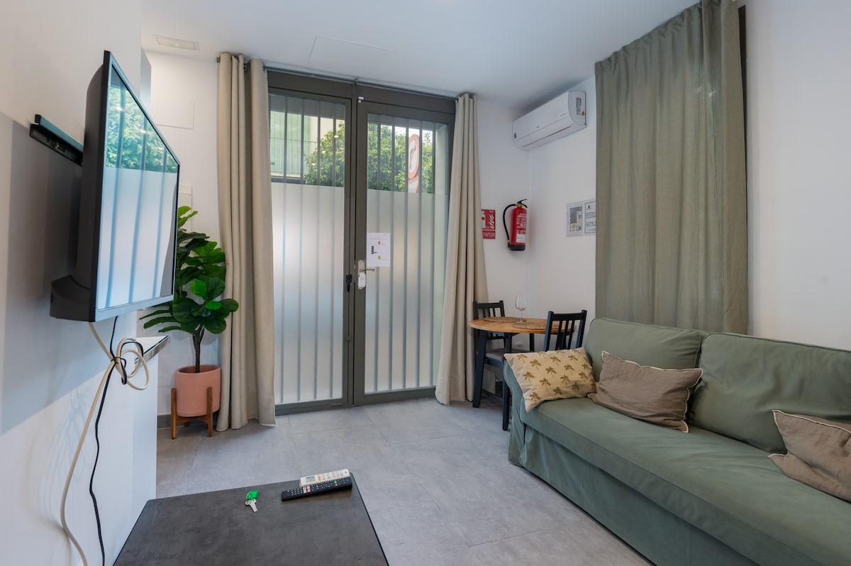 Top performing Airbnb: Lovely study in Seville (1) in El Fontanal María Auxiliadora Carretera De Carmona