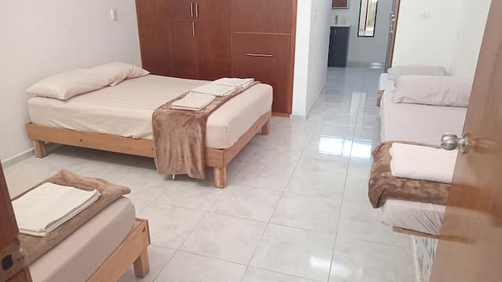 Chumba kikuu cha kulala, kilichoandaliwa kwa ajili ya wageni 5 wenye kitanda 1 cha watu wawili na vitanda 3 vya mtu mmoja, ndicho kikubwa zaidi kati ya 3. Iko kwenye ghorofa ya juu na ina bafu lake na makabati makubwa yaliyo na chumba cha kupumzikia.

Ina mgawanyiko mdogo wa BTU 18000