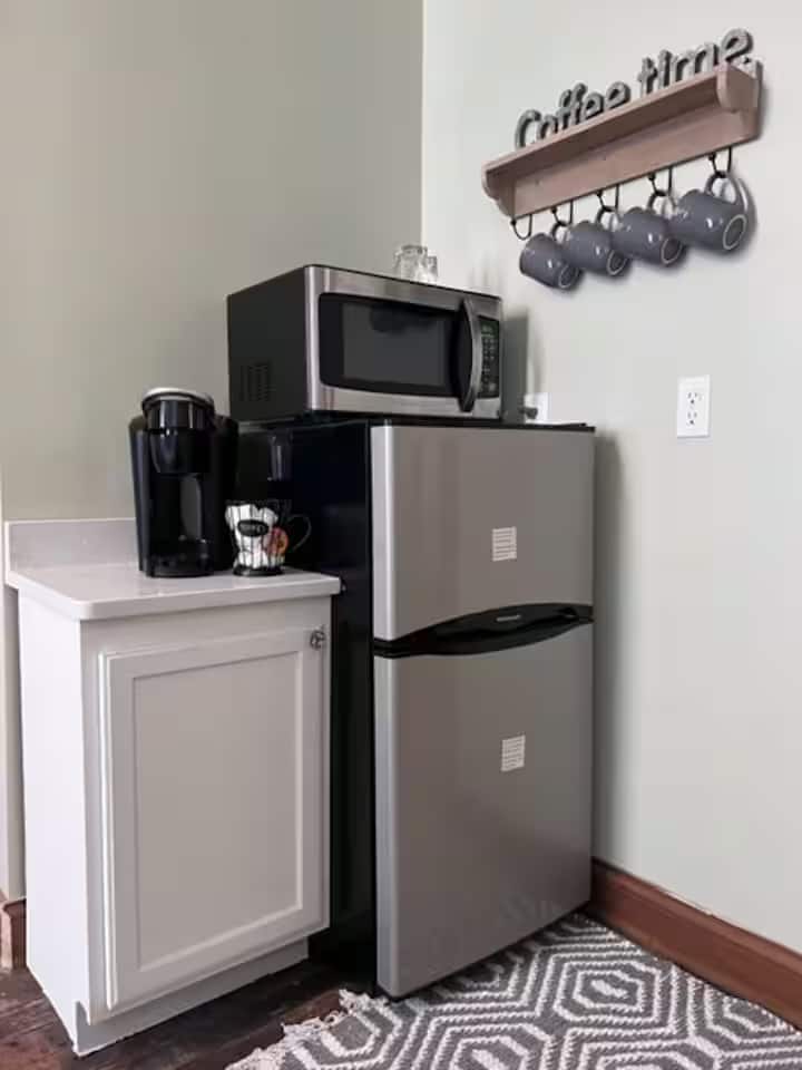 Maple Street Charm – Stylish Efficiency Apt (#4) - Marietta, OH