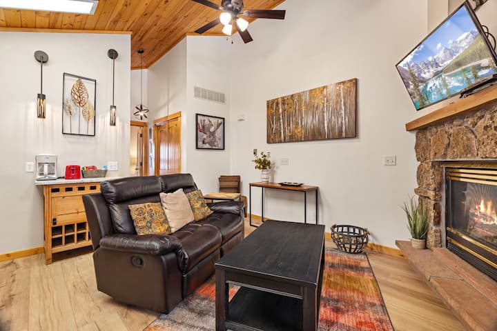 Cute Riverside Cabin W/ Hot Tub! - Estes Park, CO