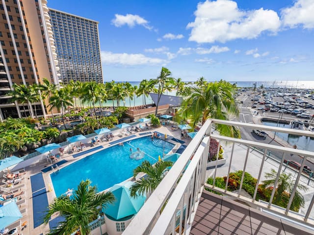 Ocean/Marina/Pool View 2BD Corner Unit AC @ Ilikai