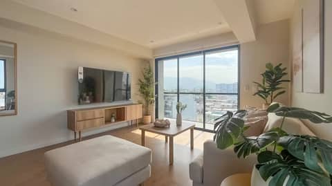 2 BEDROOMS | 2 BATHROOMS | 180º City View | Queen Bed