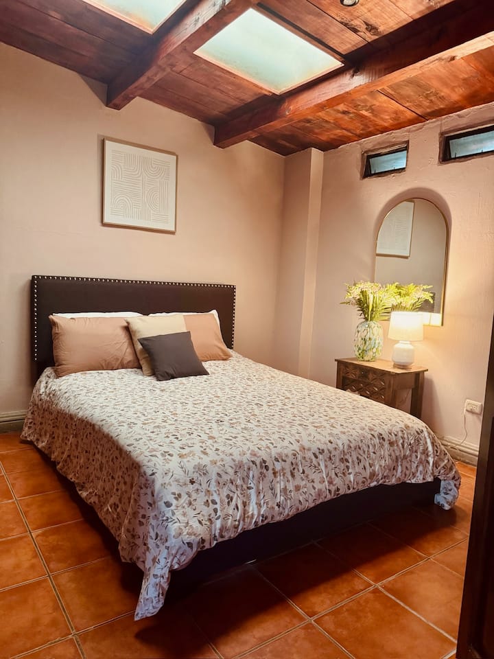 سرير بحجم كوين، يتسع لشخصين