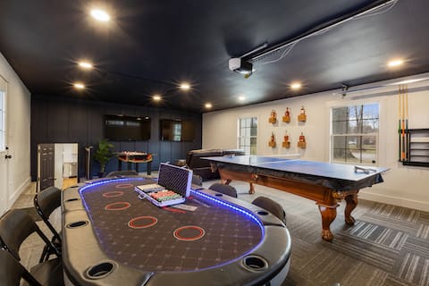 3600SF ~ 2 Kitchens ~ Hot Tub ~ Game Room
