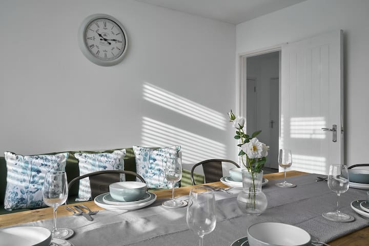 The Emerald | Sleeps 8 | Contractors | FreeParking gallery image 4