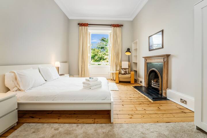 Royal Cres – Luxurious 4 bed Apt gallery image 3