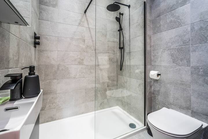 Royal Cres – Luxurious 4 bed Apt gallery image 5