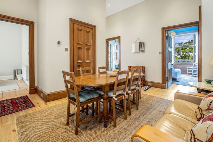 Royal Cres – Luxurious 4 bed Apt gallery image 4