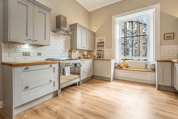 Royal Cres – Luxurious 4 bed Apt gallery image 2