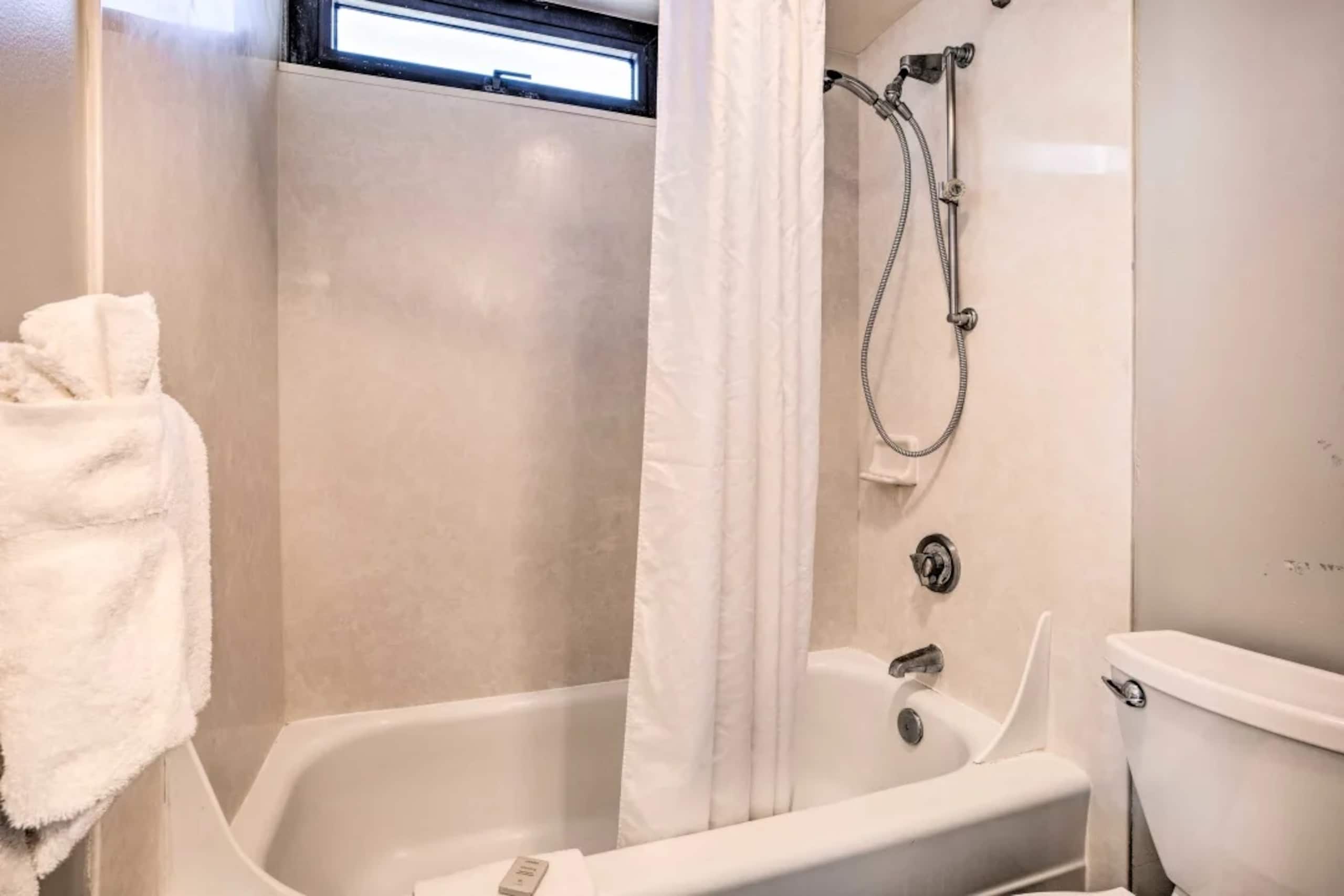 Hotel in Honolulu · ★4.67 · 1 bedroom · 3 beds · 1 private bath - Image 18