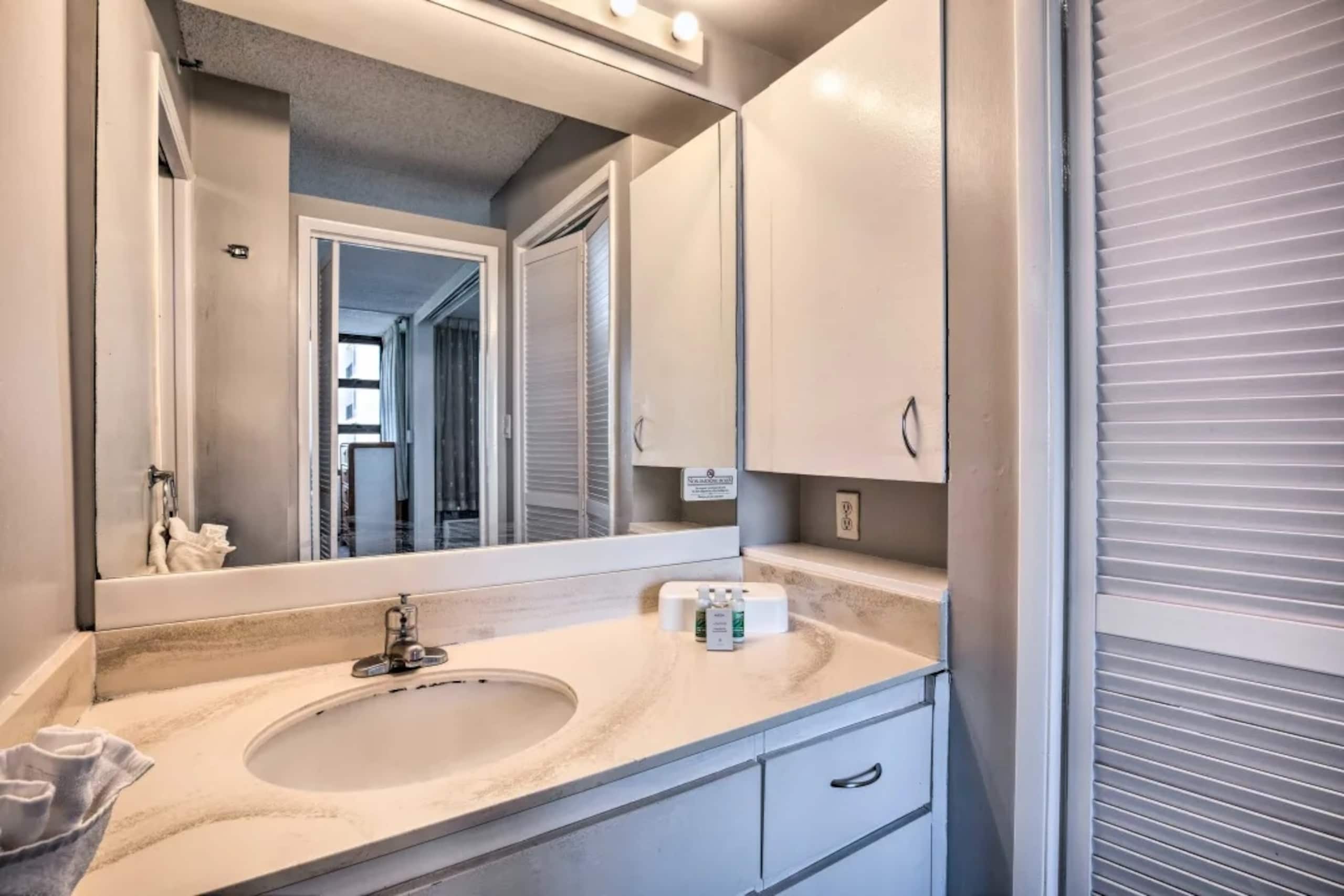 Hotel in Honolulu · ★4.67 · 1 bedroom · 3 beds · 1 private bath - Image 16