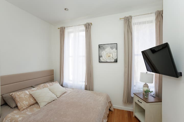 New York City 5-Bed Suite C gallery image 2