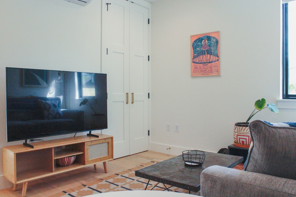 Walkable Waller Villa - Modern East ATX Living