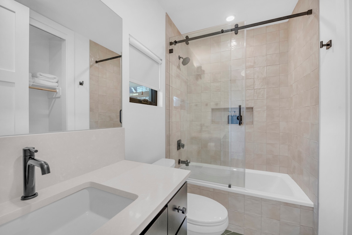 Walkable Waller Villa - Modern East ATX Living