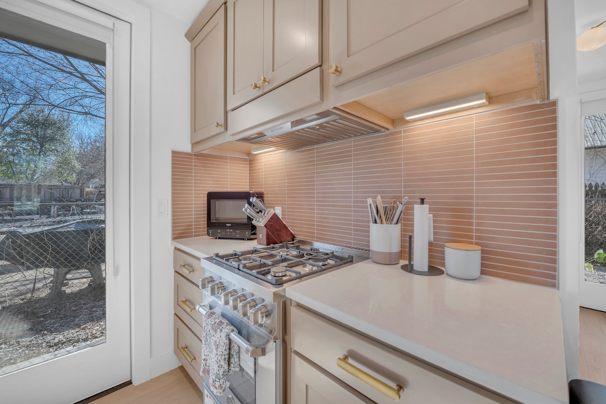Walkable Waller Villa - Modern East ATX Living