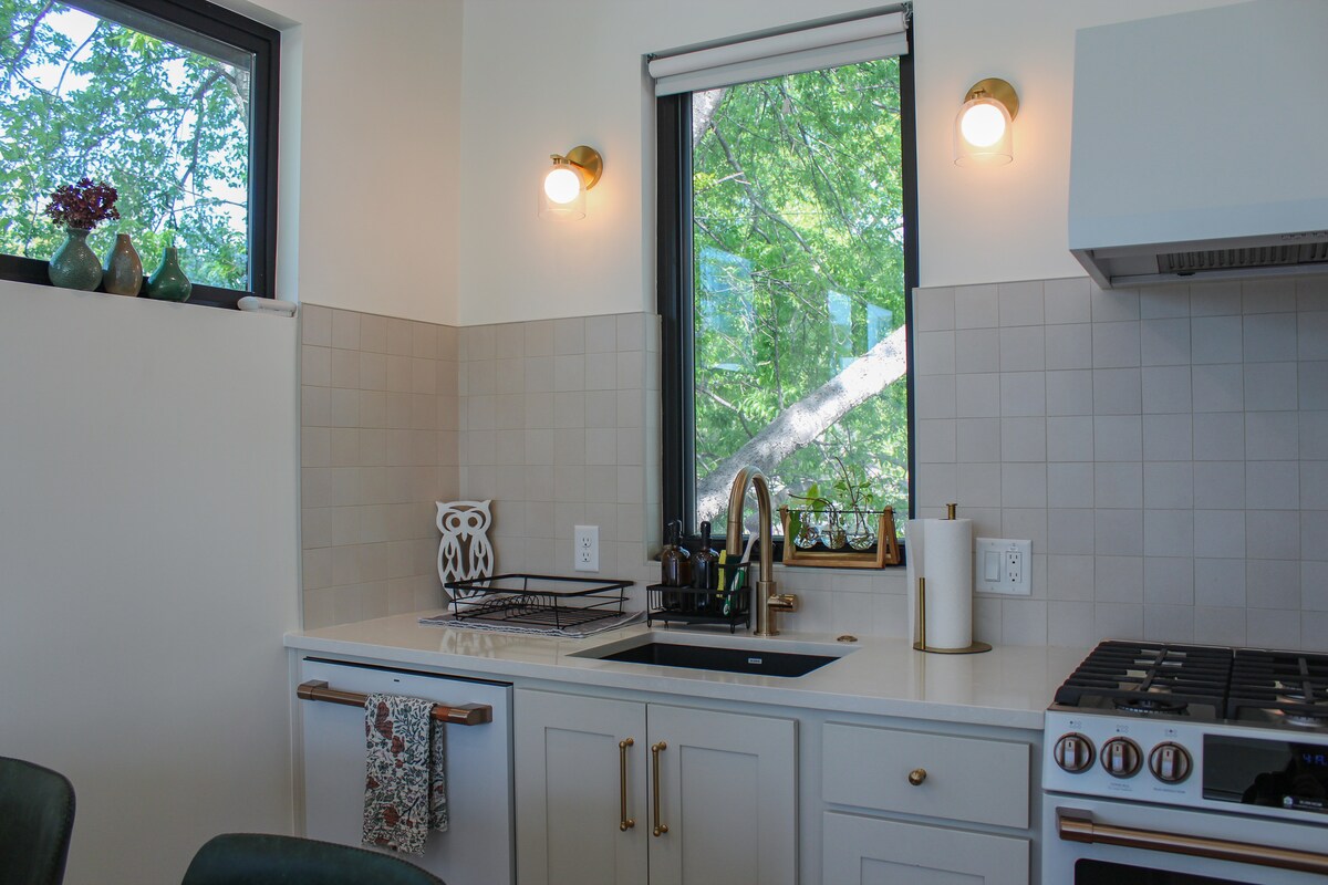 Walkable Waller Loft - Modern East ATX Living